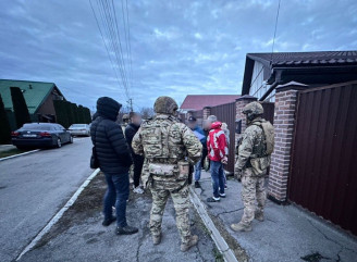 Затримання у Сумах: чоловіку повідомили про підозру за зберігання зброї та наркотиків