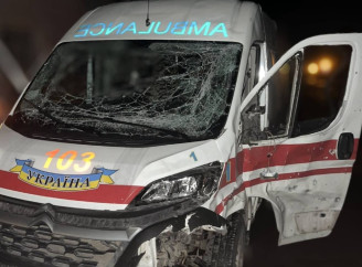 У Глухівській громаді дрон влучив у автомобіль "швидкої": постраждали троє медиків