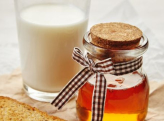 Молоко з медом: міфи про лікування застуди та реальна користь для сну й кісток