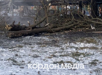 Окупанти скинули авіабомбу на центр Білопілля: є жертви та руйнування
