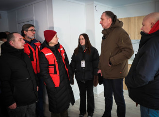 У Сумах міжнародним партнерам показали перші готові будинки модульного містечка для ВПО