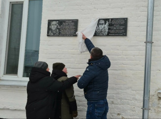 У Лебедині відкрили пам’ятну дошку на честь загиблого десантника Володимира Маліча