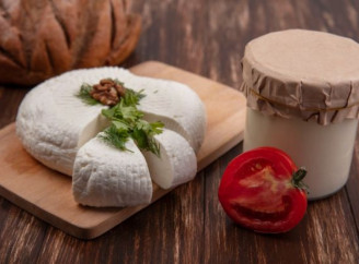 Свіжий домашній сир: швидкий рецепт, який готується всього за 15 хвилин