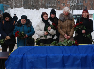 Захищав Україну з перших днів повномасштабної війни: Шостка провела в останню путь Дмитрія Фастовця