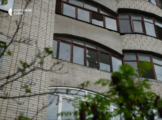 Російський БпЛА вночі вдарив біля житлових будинків у Сумах: вибиті вікна та балконні рами