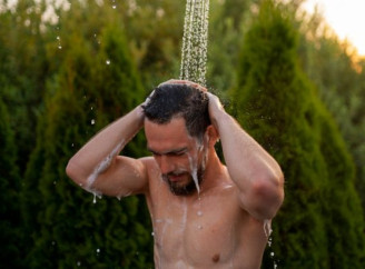 Чому не можна приймати холодний душ в спеку