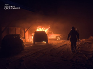 У Ромнах вогнеборці врятували дві автівки від повного знищення