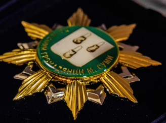 У Сумах 23 родинам загиблих захисників, яким присвоєно звання «Почесний громадянин», вручили нагрудні знаки