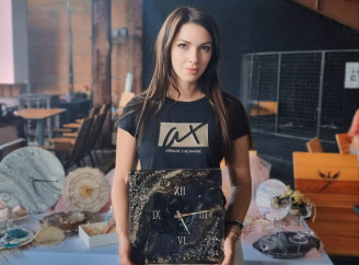 Годинники, що не повторити – як сум’янка створює вироби зі смоли 