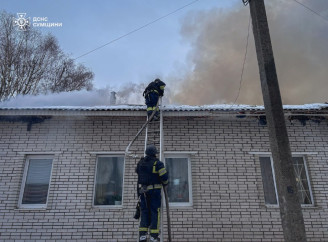 Гасили пожежу під загрозою повторного обстрілу: у Глухові рятувальники ліквідували наслідки ворожого удару