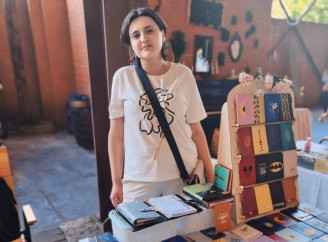  «Знаходжу натхнення в людях» – як сумська майстриня виготовляє обкладинки на паспорти