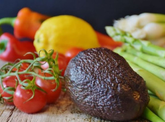 Раціон без модних дієт: 5 продуктів, які обирають експерти з довголіття