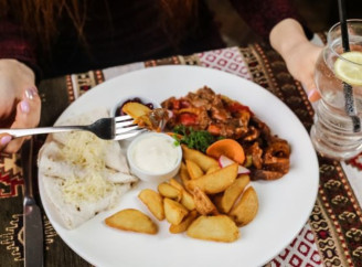 Поради гастроентеролога: 8 фактів про їжу, які допоможуть шлунку