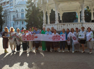 «Рушник надії» - у Сумах жінки вишили оберіг для зниклих безвісти військових
