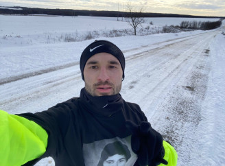 Дорога пам’яті – житель Сумщини пробіг 51 кілометр, щоб вшанувати батька і підтримати ЗСУ