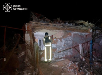 Наслідки ворожих ударів КАБами по передмістю Сум: 4 поранених, 15 пошкоджених будинків