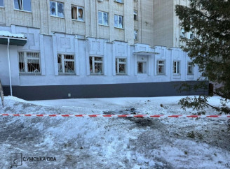 Подвійна атака БпЛА на дитячу лікарню у Сумах: вибито десятки вікон