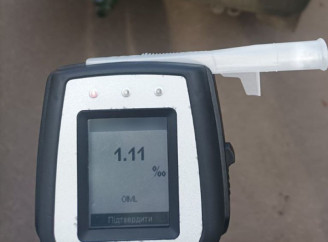 1,11 проміле алкоголю та відсутність прав: у Сумах патрульні відсторонили від кермування нетверезого водія