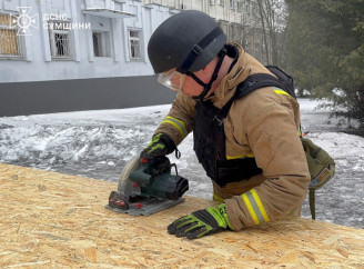 Рятувальники завершили аварійні роботи на місці ворожого влучання в дитячу лікарню в Сумах