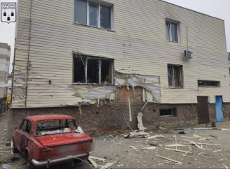 Наслідки ранкових ударів по Сумах: пошкоджено адмінбудівлю, приватну оселю та шиномонтаж