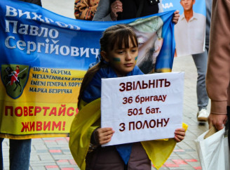 «Тримаємося за надію» — рідні полонених і зниклих безвісти вийшли на акцію в Сумах