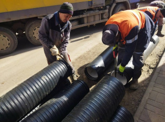 Комунальники Сум замінили пошкоджений залізобетонний колектор сучасними трубами