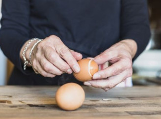 Як швидко почистити варені яйця: два геніальні трюки від відомих шеф-кухарів