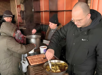 Соціальні обіди — як підприємець із Тростянця безкоштовно готує для містян