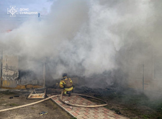 Рятувальники ліквідували пожежу в Тростянці, що виникла через ворожий обстріл