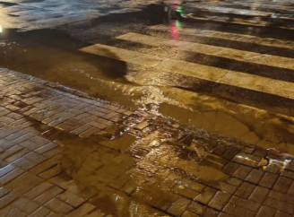 На вулиці Харківській у Сумах витік технічної води: водоканал пояснив ситуацію