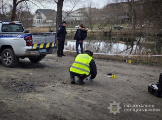 Погрожував підірвати патрульних: у Сумах затримали чоловіка з наркотиками та гранатою Ф-1