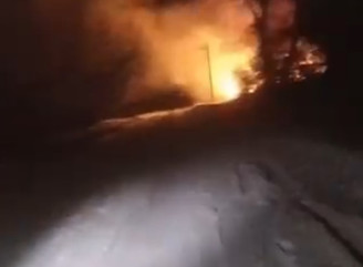 Поліцейські врятували родину з дітьми під час повторної атаки безпілотників на прикордонні (відео)