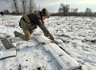 Начинений мінометними мінами: у Сумах на березі річки виявили ворожий дрон