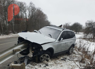 На Роменщині автомобіль BMW врізався у відбійник