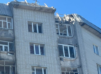 Росіяни вдарили по багатоповерхівці в Сумах: троє поранених