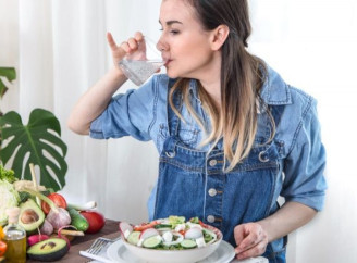 Вода під час їжі: думка гастроентерологів про "розведення" шлункового соку та шкоду