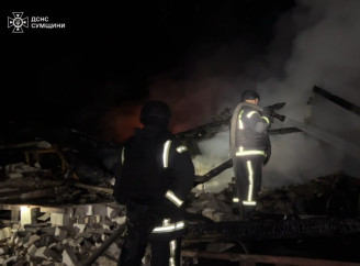 Нічна атака на Шосткинщину: вогнеборці приборкали масштабну пожежу