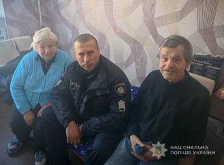 Ризикуючи життям: у Конотопі поліцейський вивів із вогню літнє подружжя