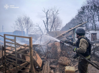 Рятувальники ліквідували масштабну пожежу на Охтирщині після ворожого нальоту