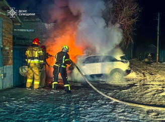 У Ромнах рятувальники загасили Opel та Ford, що зайнялися посеред ночі