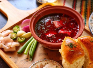 Дієтолог оцінив класичний український обід: борщ, сало та часник — корисне поєднання