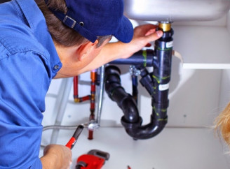 Сюрприз с неприятным ароматом: чем почистить забитую канализацию, пока не стало слишком поздно