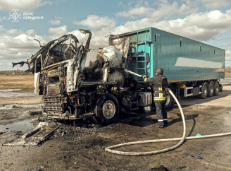 Удар «ланцета» по вантажівці в Садівській громаді: рятувальники ліквідували пожежу