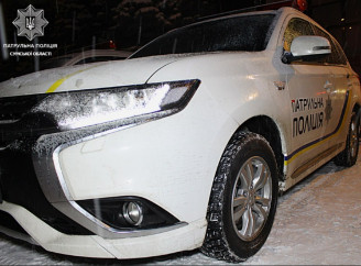 На трасі Суми — Полтава патрульні врятували водійку, чиє авто перекинулося в кювет