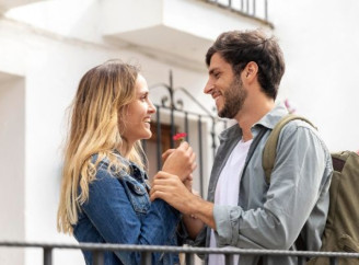 10 сигналів, що жінка закохана: навіть якщо вона цього не визнає