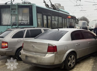 Потрійна ДТП на Харківській: у Сумах легковик протаранив тролейбус та Opel