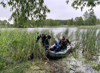 На Шосткинщині на ставку рятували підлітка на саморобному плоту