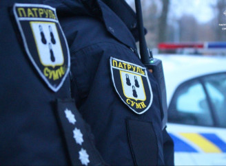 У середмісті Сум нетверезий водій протаранив дорожній знак, втікаючи від поліції