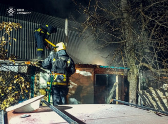 У Сумах вогнеборці ліквідували нічну пожежу в житловому секторі