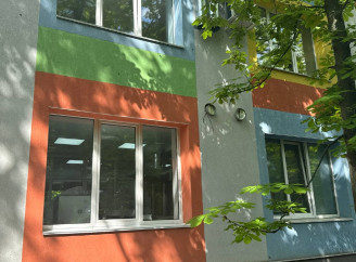У дитячій лікарні Святої Зінаїди замінили вікна, пошкоджені лютневим обстрілом